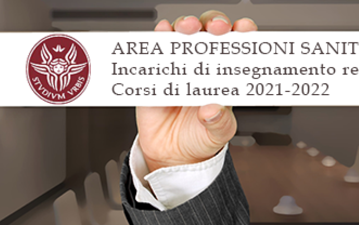 Una mano mostra un biglietto con un testo: "Professioni sanitarie incarichi di insegnamento retribuiti"
