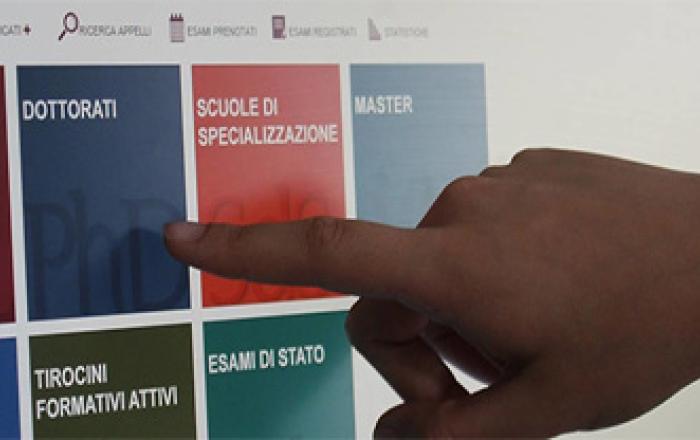 Una mano che punta un dito su un monitor