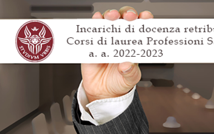 Una mano mostra un biglietto con un testo: "Incarichi di docenza retribuiti corsi di laurea professioni sanitarie"