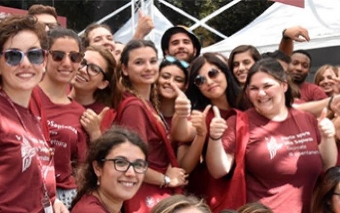 Foto di gruppo con studenti che indossano la maglia di Sapienza