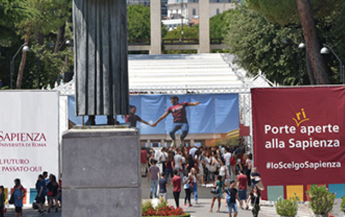 Ingresso città universitaria popolato da visitatori