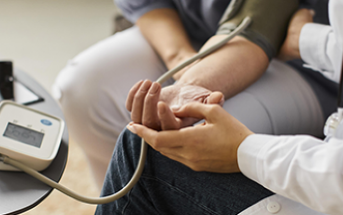 Un medico misura la pressione arteriosa ad un paziente