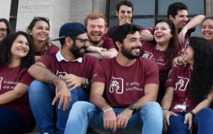 Gruppo di studenti che indossano la maglia di Sapienza