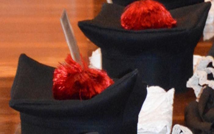 Primo piano di cappello e toga di laurea