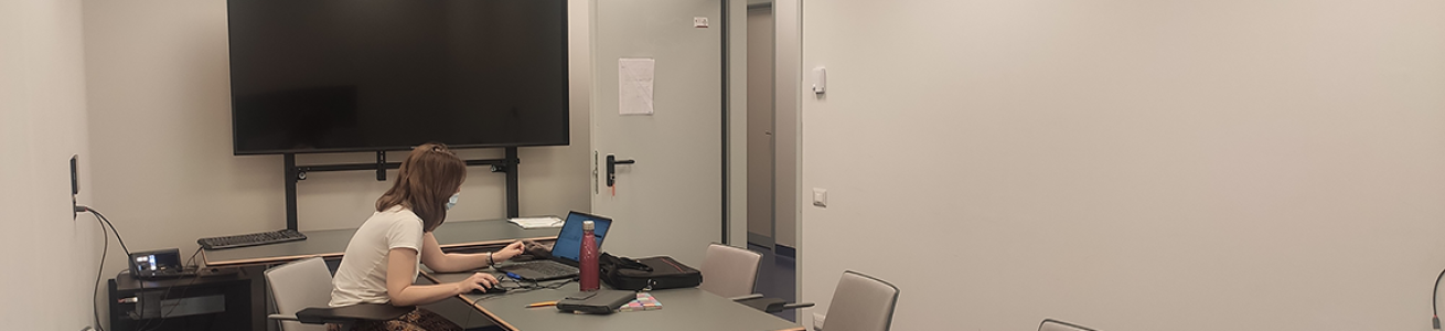 Una studentessa che lavora al PC