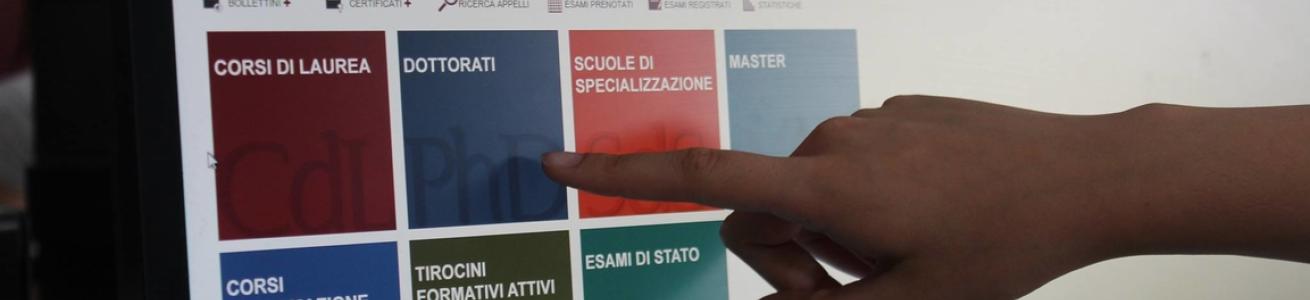 Dito che punta sulla voce Dottorati