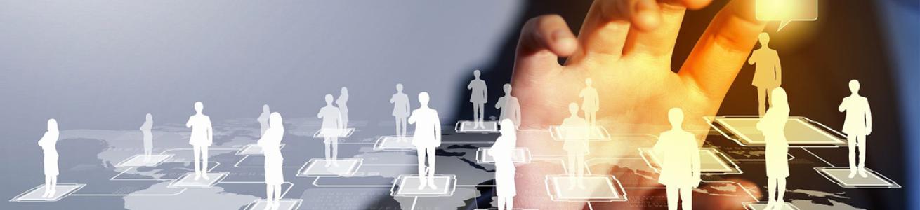 Sagome umane su una scacchiera virtuale