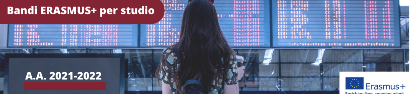 Una ragazza vista di spalle che guarda un grande display di aeroporto