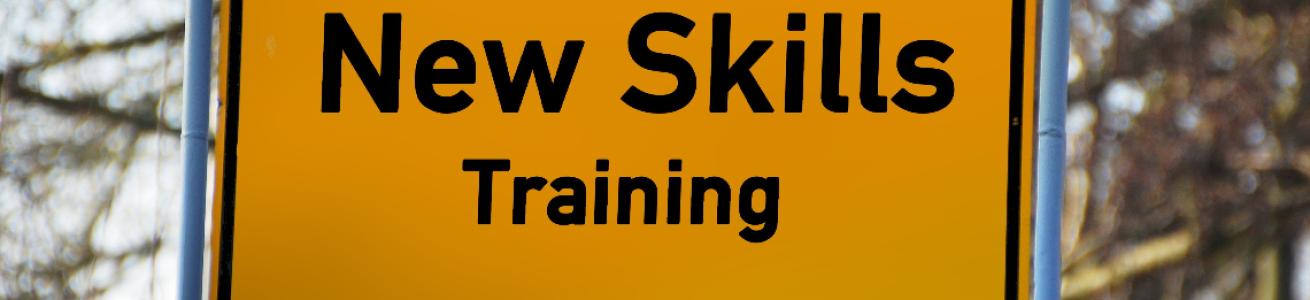 Un cartello stradale con testo "New Skills training"